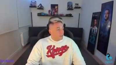 Momo reacciona a algo