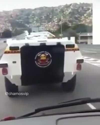 Arrebatao dando vuelta en la tanqueta