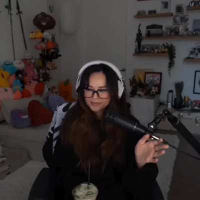 Valkyrae apologizes for DMing Asmongold after community backlash