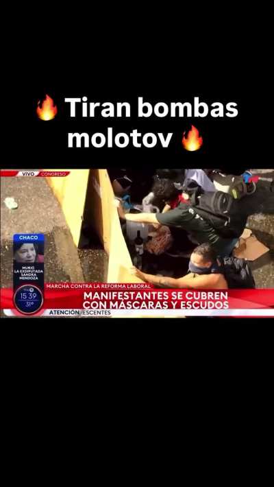 Piqueteros arrojan coctel molotov hacía grupo de policías, congreso