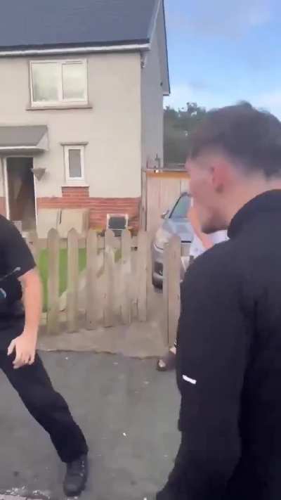 4 UK policemen vs half a neighborhood