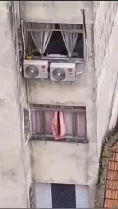 creo que la vecina me está queriendo decir algo