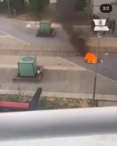 il graille un sandwich au milieu des affrontements Ã  Nanterre