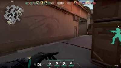 Viper moli can be shot straight up while running and it will land on the edge of the circle on the mini map when you run. can be used for peeks like this. (Diamond)