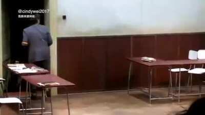 一段值得中国人学习的历史,1989年12月25日,齐奥塞斯库夫妇在审判后二十分钟被乱枪击毙,不知道平平和媛媛看到这段历史时会作何思考