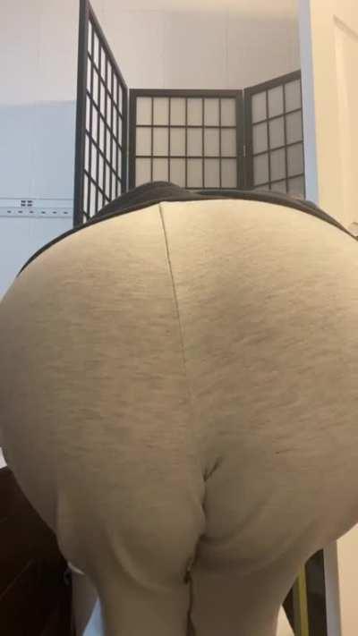 One juicy long big wet fart 💨