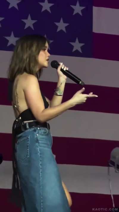 Singer Knowingly Flashes Vagina on Stage❗😲