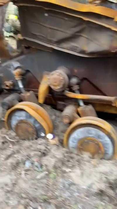 Ukrainian serviceman removing Kontakt-1 bricks off a T-64BV 