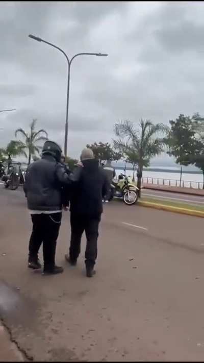 Caravana de motos Harley se vio truncada cuando un inspector de tránsito se mandó por la senda peatonal