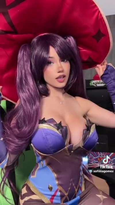 @sofiiiiagomez’s crazy strap gap