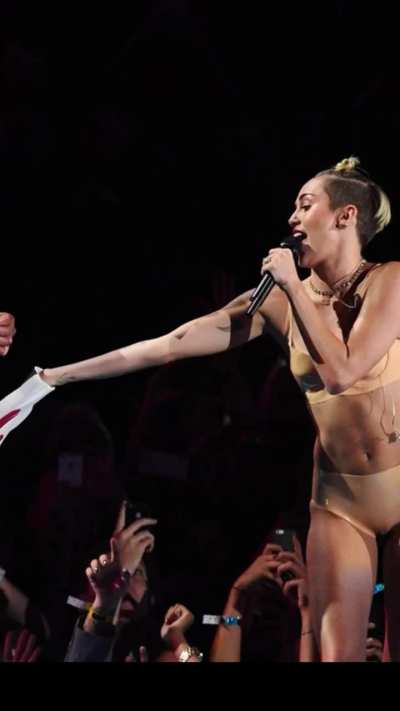 Miley 2013 VMA’s Bangerz Blitz.