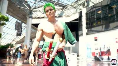 Amazing Zoro cosplayer filmed at Japan Expo!