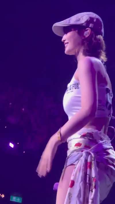 250928 - Momo and her abs making the fans go mad