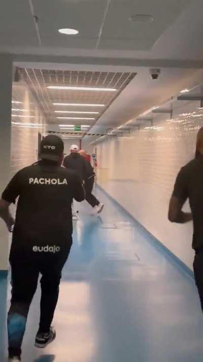 Gerente de Futebol do Corinthians tenta invadir a cabine do VAR durante o jogo contra o Grêmio. Corinthians teve um jogador expulso após a análise do VAR.