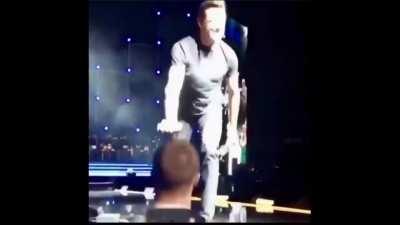 Huge Jackman going full on Wolverine with a fan