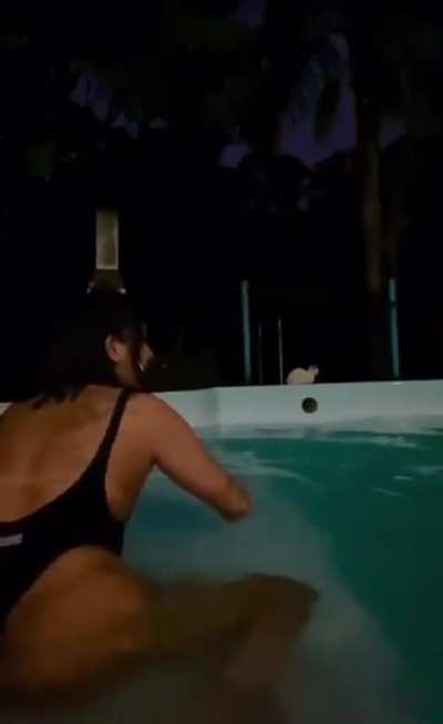 girl shaking ass in the pool