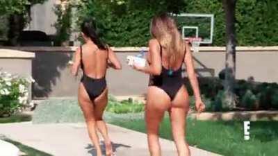 Kourtney big milf booty jiggling