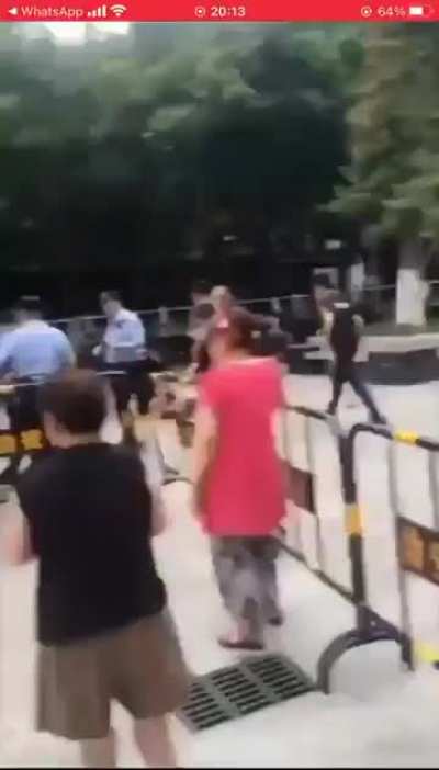 面对警察，小伙呼吁：“不要去攻击人民警察，他们是听命令的，人民警察为的是人民，我相信他们是有良心的，我们要的是对话”。然后……就没有然后了