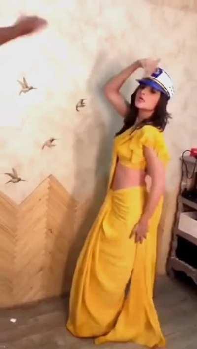 Alia dancing to Tip Tip Barsa Pani!!! Whaaaat