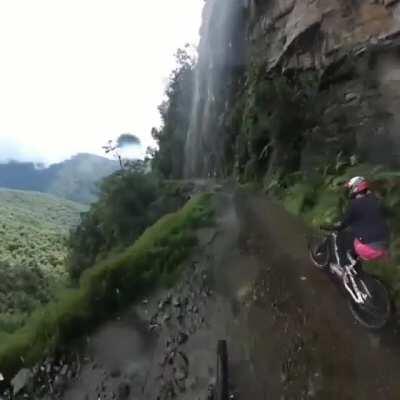 Peru dağlarında bisiklet sürüp ebeminkini görmek istiyorum.