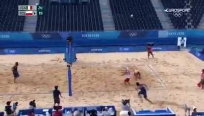 Nicolai unbelievable way to win the set in Tokyo Olympics beach volley match