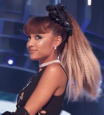 The facial expression of Ariana Grande...