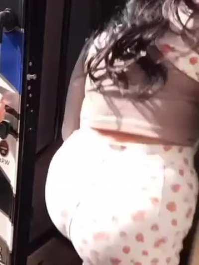 Fuck, I wanna slap that ass