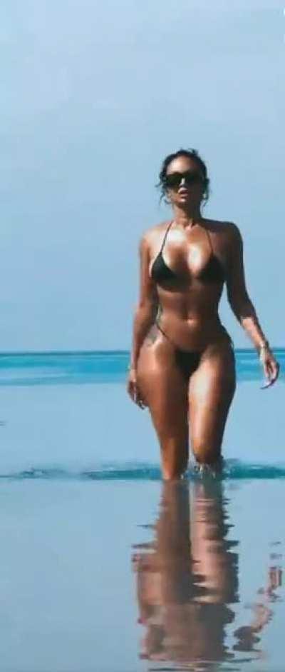 Body is a work of art... Pure art.🤩🤩🤩 #QueenDrayco 👑👈🏾🙌🏾😘