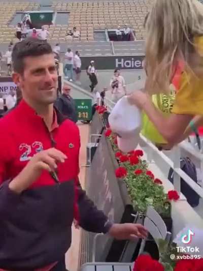Novak Djokovic being an absolute 🐐 to those around him