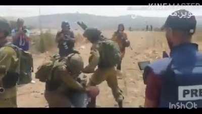 هذا الفيديو سيحملنا العار ماحيينا .. يابوي احنا مش خير أمه أُخرجت للناس !! ولا احنا اللي حيطنا مش واطي !! يابوي سامحنا لانه لو الامر بإيدنا كشعوب والله ثم والله مايناموا ليله بأرضك !! يابوي ذبحتنا ورب البيت ... يابوي ذبحنا العلم اللي ضليت متمسك فيه .. ياب