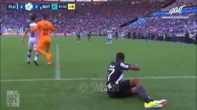 Hilarious scene in Brazil: The Botafogo player drags his “injured” teammate back into the field to try to waste time, then the Fluminense players drag him back out so the game can go on. 