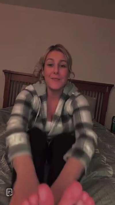 Compiled some of the best parts of her live. Best feet I’ve seen on TikTok