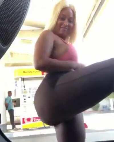 He in the back starving😂