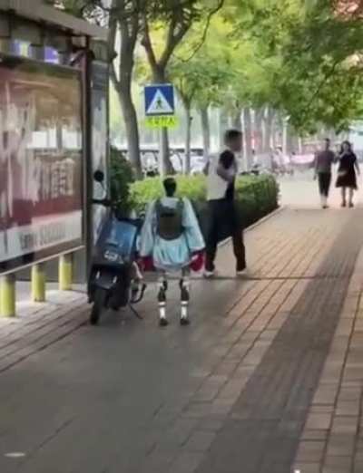 Preciso de suas roupas, suas botas e sua scooter