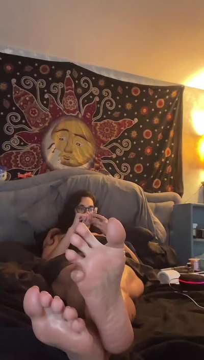 5 minutes of milf oiling her aged soles @cecilialhoward