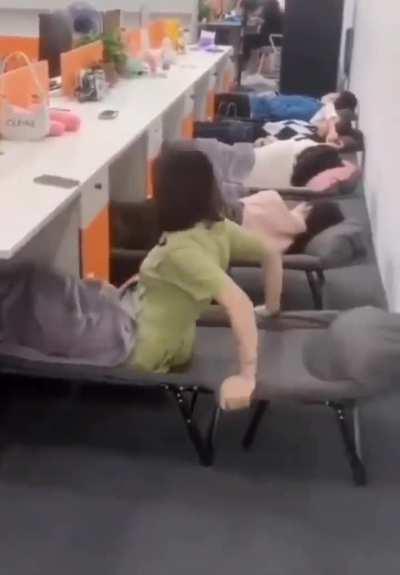 A bed-turning chair designed for employees' afternoon naps in Japan