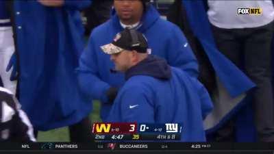 [Highlight] Giants confuse fans by running a QB Sneak on 3rd and 9 against the Commanders (2022)