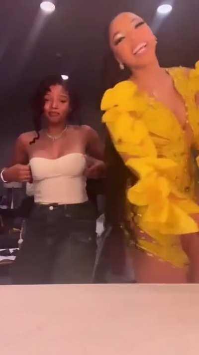 Halle and Chloe wish I could be part of their world 😂😂😂