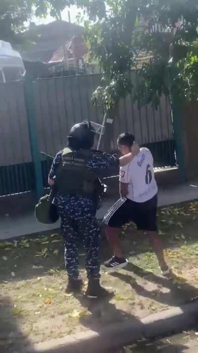 Sorprendieron a un hincha orinando en la vereda y un policía le dio una cachetazo