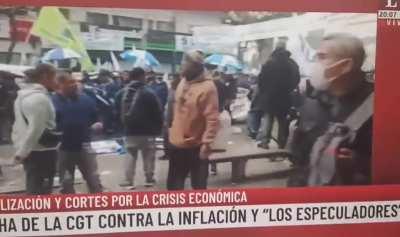 Piquetero se burla de dos obreros en la marcha de hoy