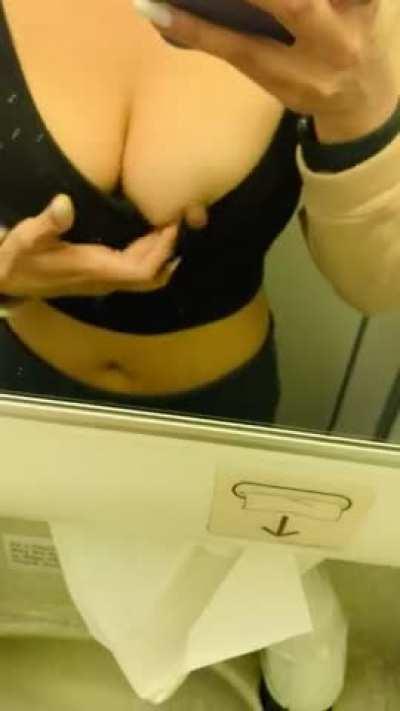 Flying back from family vacation and sneaking in some squeezes