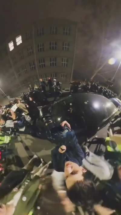 Vučić laže o napadnutom policajcu (snimak za deljenje)