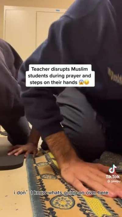Teacher distrusts muslim students while praying and steps on their hands