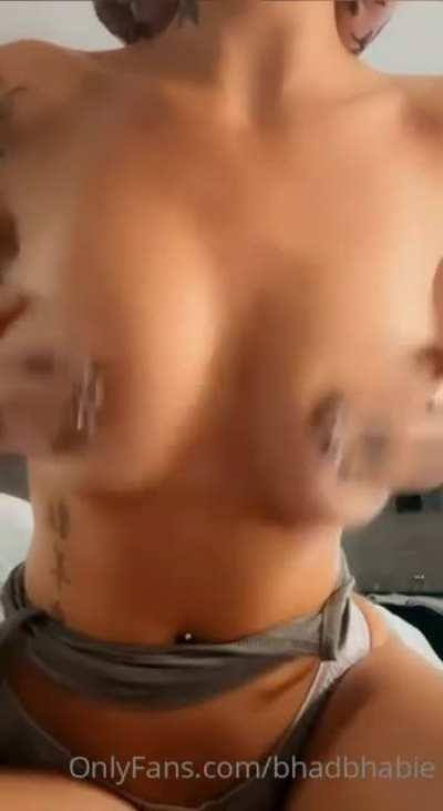 Bhad Bhabie playing with her sexy 🍈