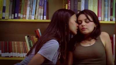 Zoe saldana having a taste off mula kunis