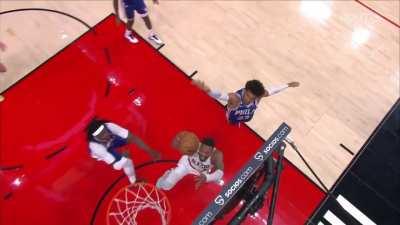 [Highlight] Dame drives baseline and throws it down with one hand