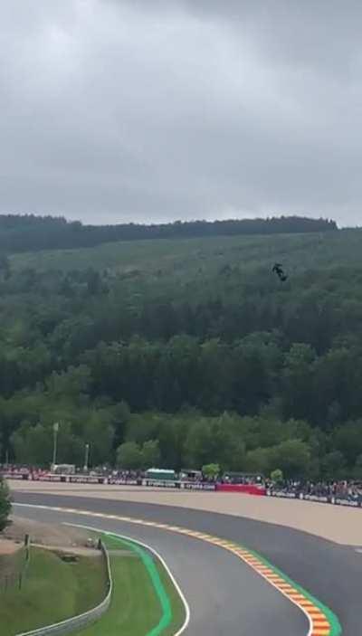 A guy with a jetpack going 200km/h above F1 cars at the qualifying for the 2022 Belgium Grand Prix