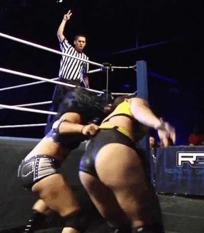 Kylie Rae getting a deep wedgie from Miranda 🖤🥹