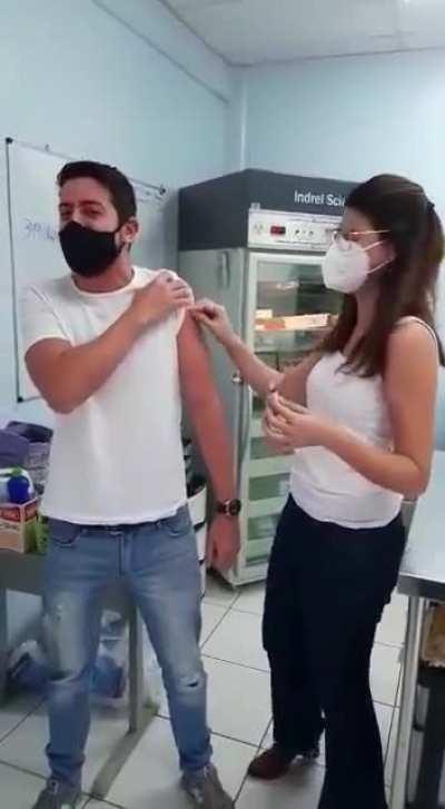 Brazilian sports commentator narrates his vaccination in real-time like a game-winning goal