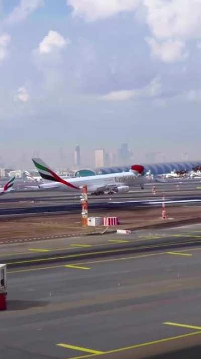 Авиакомпания Emirates показали как на самом деле летают их самолёты